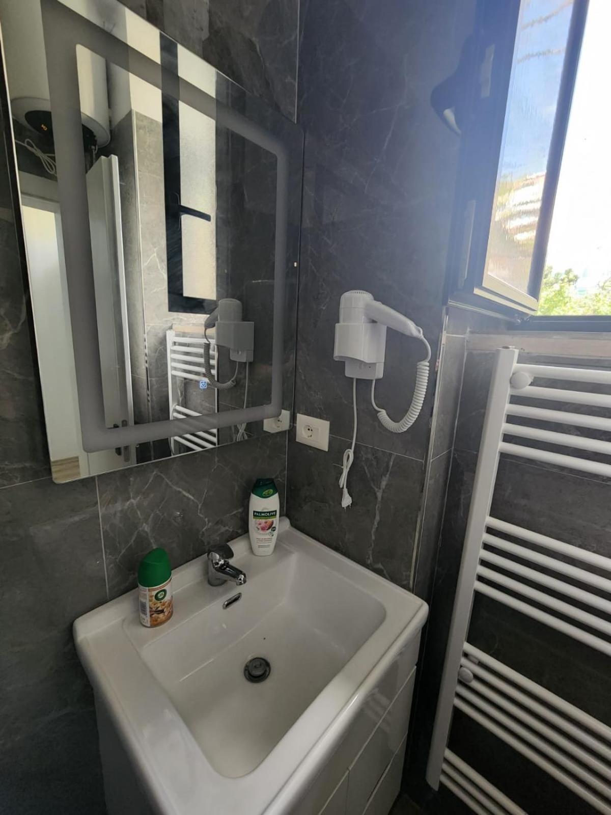 Vila 21 At Blloku Area Тирана Экстерьер фото